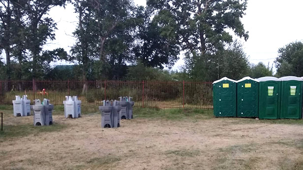 Туалетные кабины с умывальником.