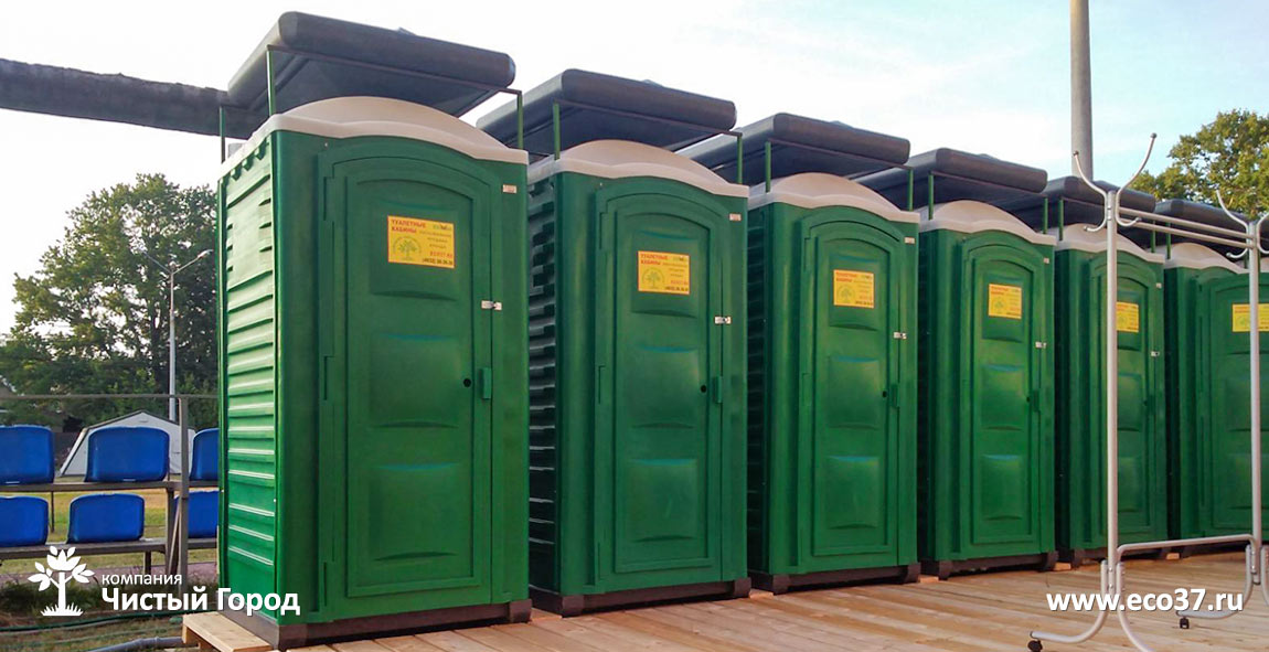 Туалетные кабины в палаточном лагере фестиваля.